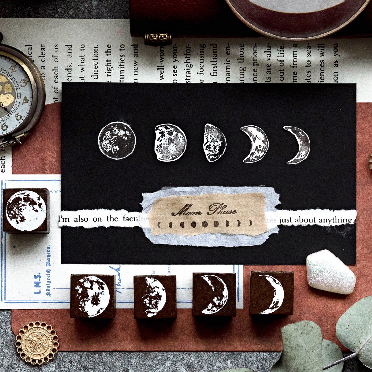 Ensemble de 29 tampons en caoutchouc et bois, phases lunaires et année-lumière